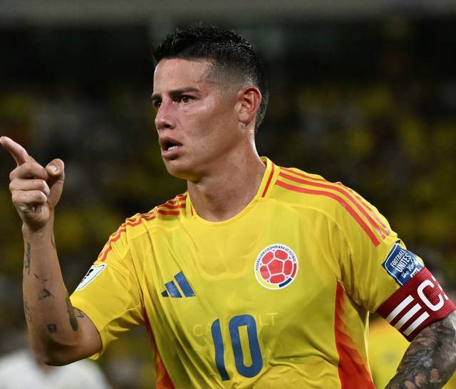 开云体育app-4万观众散场，34岁J罗舍不得离开！独坐球场中央，低头含泪