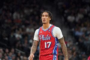 菜！席菲诺半场3投0中一分未得 出现3犯规&amp;正负值-21