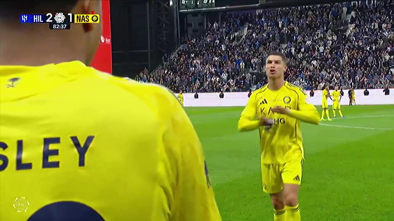 开云体育下载-不太开心！球队落后C罗被换下时比划手势摇头念叨，主帅上前安抚